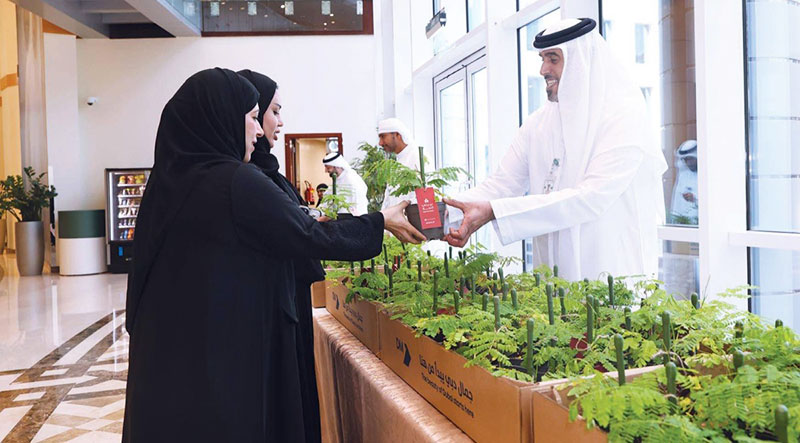 شرطة دبي توزع شتلات الشعلة دعما للاستدامة البيئية
