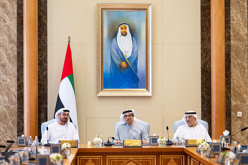 منصور بن زايد يترأس المجلس الوزاري للذكاء الاصطناعي والتنمية ويستعرض المرحلة الثانية من مشروع الذكاء الاصطناعي المساعد