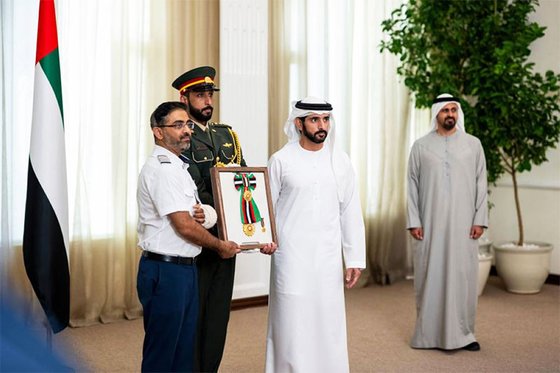 رئيس الدولة يمنح طاقم طائرة فلاي دبي وسام زايد الثاني.. وحمدان بن محمد يقلدهم الأوسمة